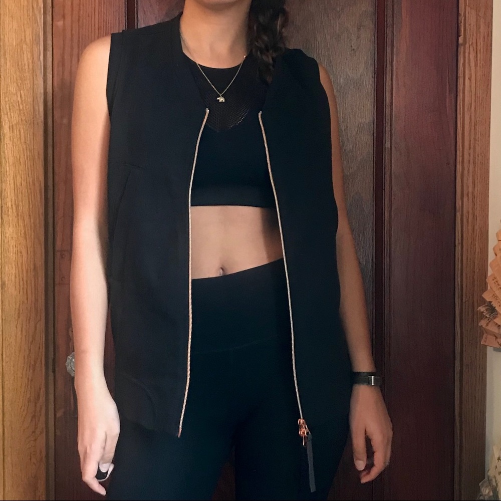 Sz 4 black vest by Lululemon, very good condition